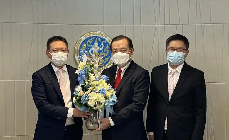 นายปริญญา พัฒนภักดี ประธานกรรมการและนายธร...