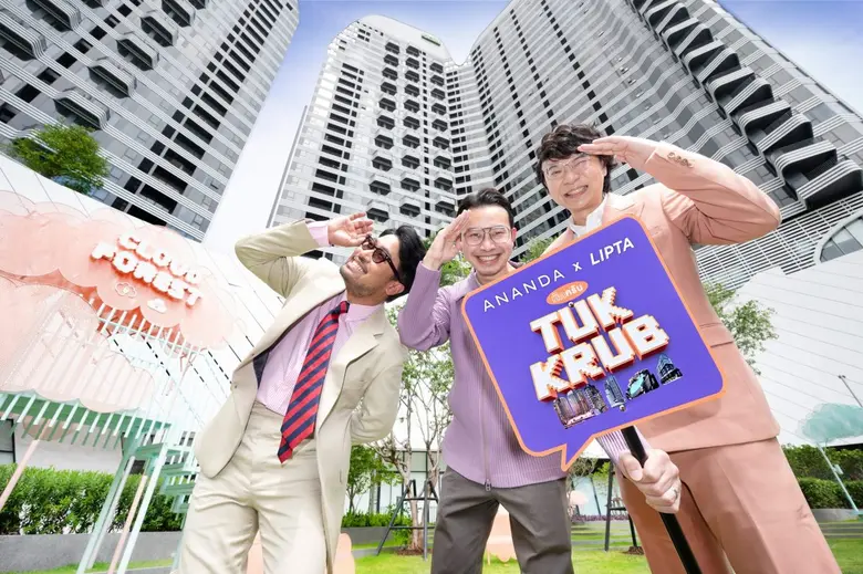 คุณพงศ์อนันต์ สุขเกษม (กลาง) ประธานเจ้าหน...