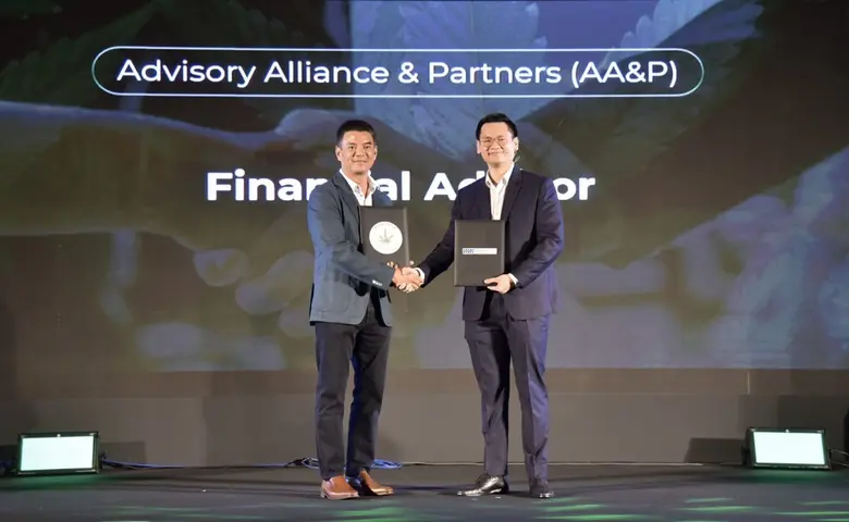 นายพรพุทธ ริจิรวนิช (ขวา) กรรมการผู้จัดกา...