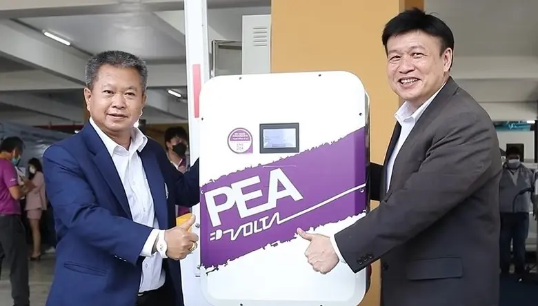 คุณสมพงษ์ กังสวิวัฒน์ (ขวา) ประธานเจ้าหน้...