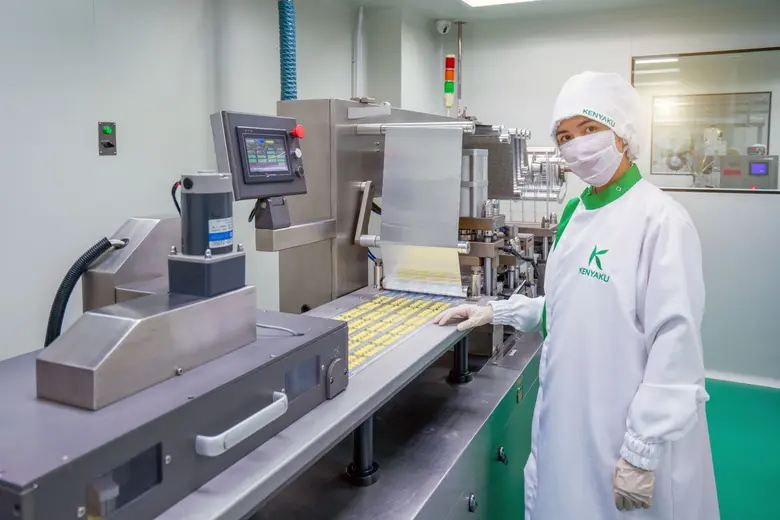 เคนยากุ โรงงานผู้อยู่เบื้องหลังธุรกิจยาแผนปัจจุบันและอาหารเสริมของไทย