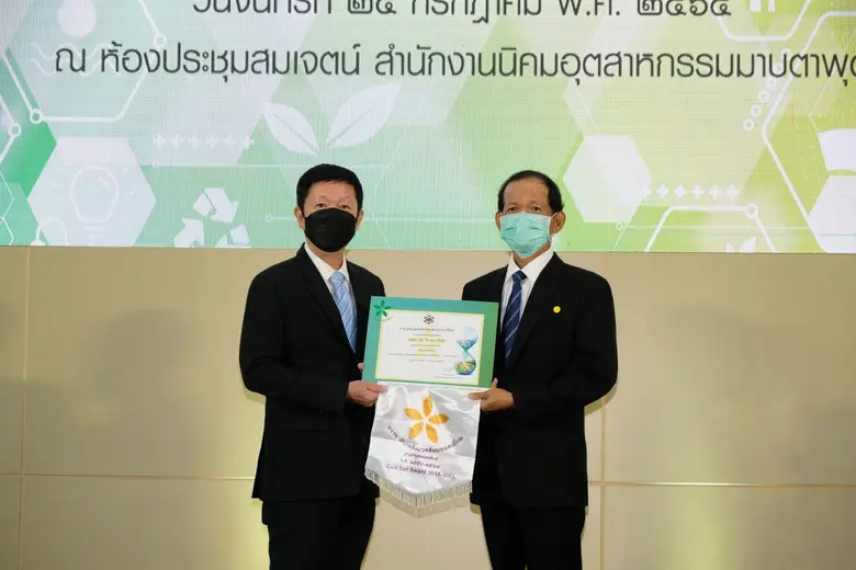 นายดำรงค์ศักดิ์ จัตุรงค์พัฒนา (ซ้าย) ผู้จัดการฝ่ายพ...