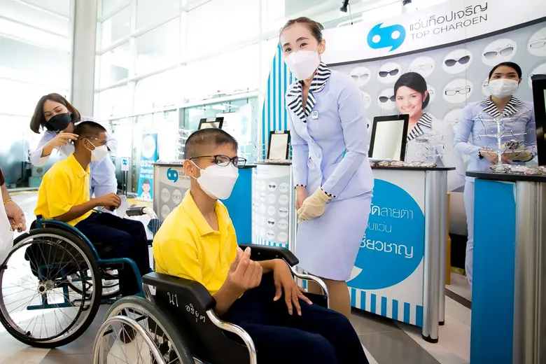 แว่นท็อปเจริญ ร่วมกับ กรมพัฒนาสังคมและสวัสดิการ ดำเนินโครงการเฉลิมพระเกียรติฯ "Giving Light มอบแว่นตา มอบแสงสว่างแห่งชีวิต" รุ่นที่ 3