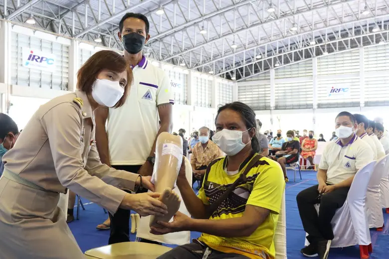 สพร. 19 เชียงใหม่ ร่วมมอบขาเทียมพระราชทานแก่คนพิการ ในพิธีปิดโครงการออกหน่วยทำขาเทียมพระราชทานเคลื่อนที่ ณ จังหวัดระยอง