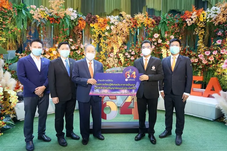 คุณอุทิศ จันทร์เจนจบ (ที่ 3 จากซ้าย) ประธ...