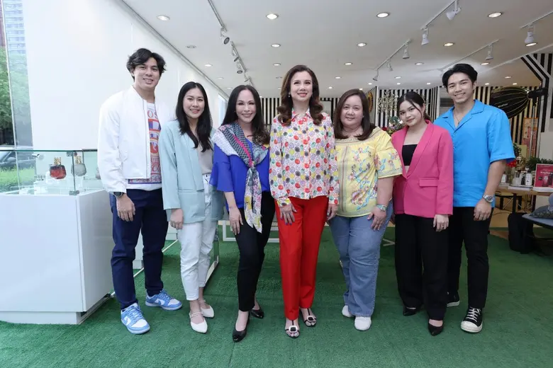 นนทกานต์ ทัพพะรังสี อึง (กลาง) กรรมการผู้...