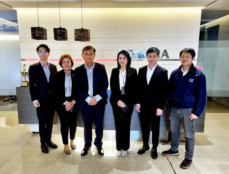 นายชวลิต ถนอมถิ่น (ที่ 3 จากซ้าย) ประธานเ...