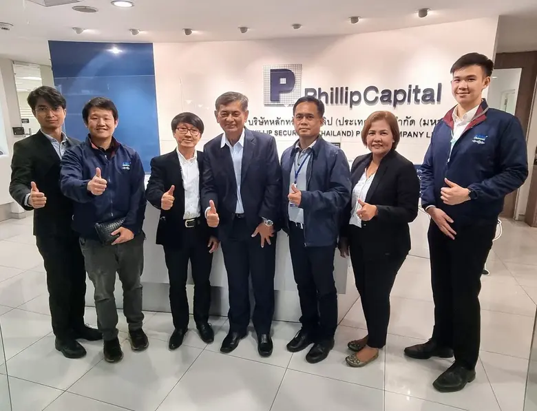 นายชวลิต ถนอมถิ่น (ที่ 4 จากซ้าย) ประธานเ...