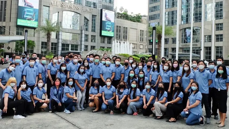 นายธราภุช คูหาเปรมกิจ (ขวา) กรรมการผู้จัด...