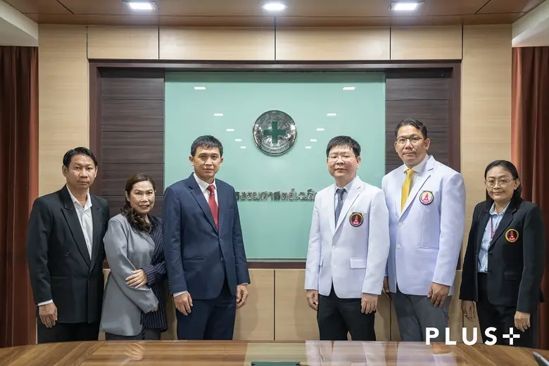 รศ.นพ.พฤหัส ต่ออุดม ผู้อำนวยการ (ที่ 4 จา...