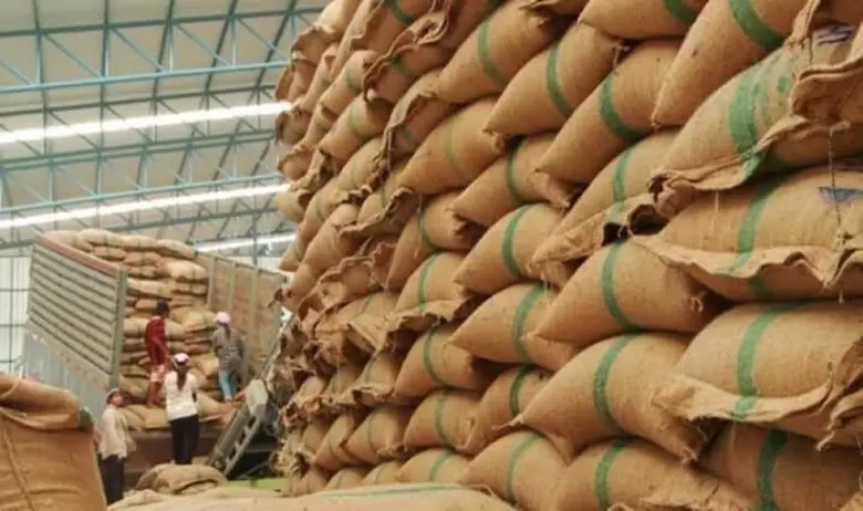 ชาวนาเฮ ! "เฉลิมชัย" พอใจครึ่งปีส่งออกข้าว ทะลุ 3.5 ล้านตัน เติบโตกว่า 50% นำเงินเข้าประเทศ 6 หมื่นล้านบาท