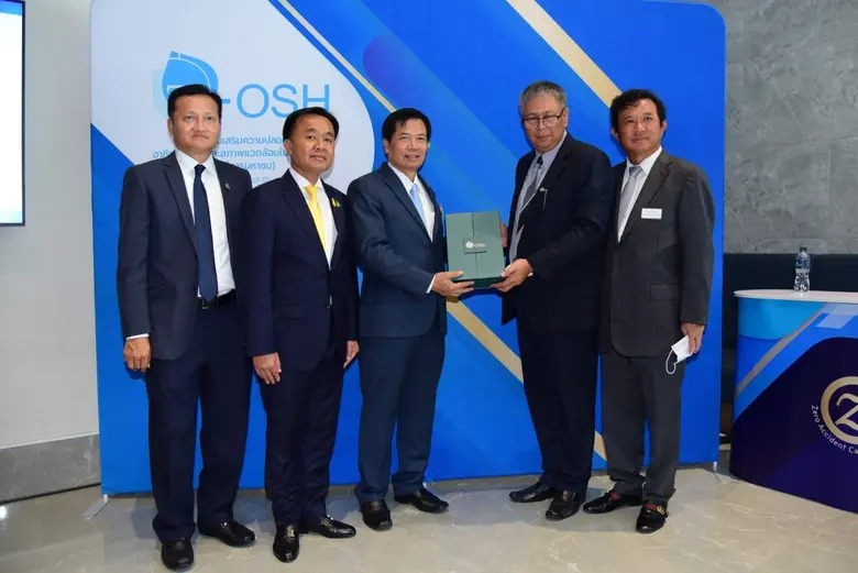 นายสุชาติ ชมกลิ่น รัฐมนตรีว่าการกระทรวงแร...