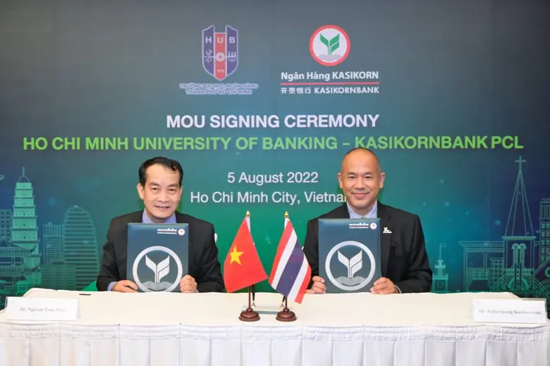 นายภัทรพงศ์ กัณหสุวรรณ (ขวา) รองกรรมการผู...