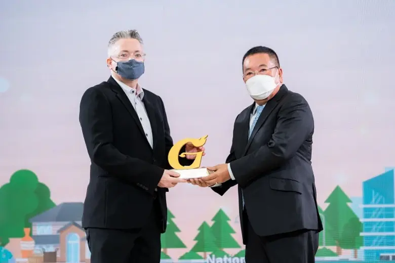 มร.คริสเตียน เริลช์ลิ (ซ้าย) ผู้จัดการทั่...