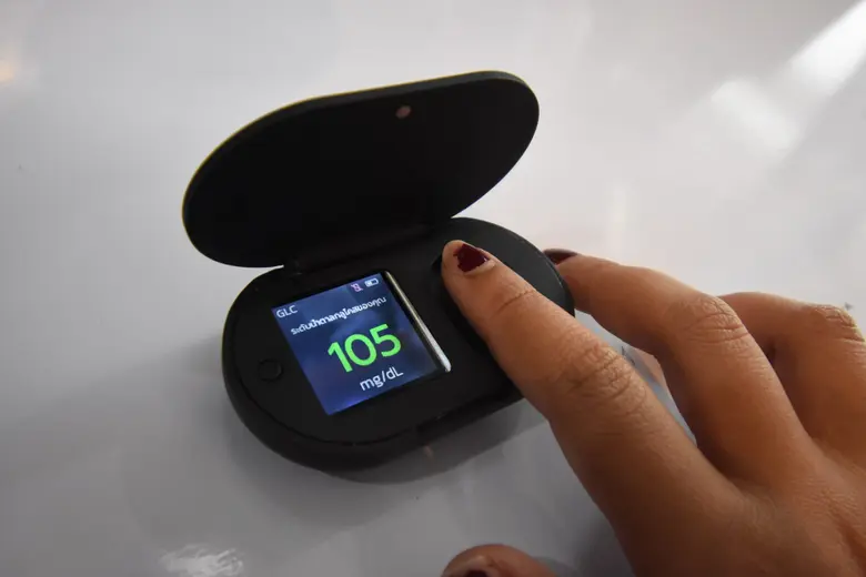 สุดยอดนวัตกรรม! เครื่องวัดระดับน้ำตาลชนิดพกพาแบบไม่ต้องเจาะเลือด จาก ม.รังสิต คว้ารางวัลการประกวดผลงานนวัตกรรมสายอุดมศึกษา ระดับดีมาก