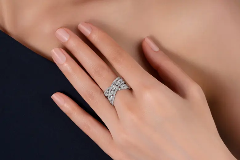 ยูบิลลี่ ไดมอนด์ ผู้นำธุรกิจเพชรอันดับหนึ...