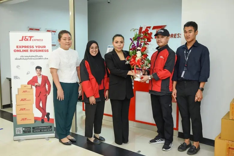 คุณยุตินันท์ กองนิละ (ที่ 3 จากซ้าย) ผู้ช่วยผู้อำนว...