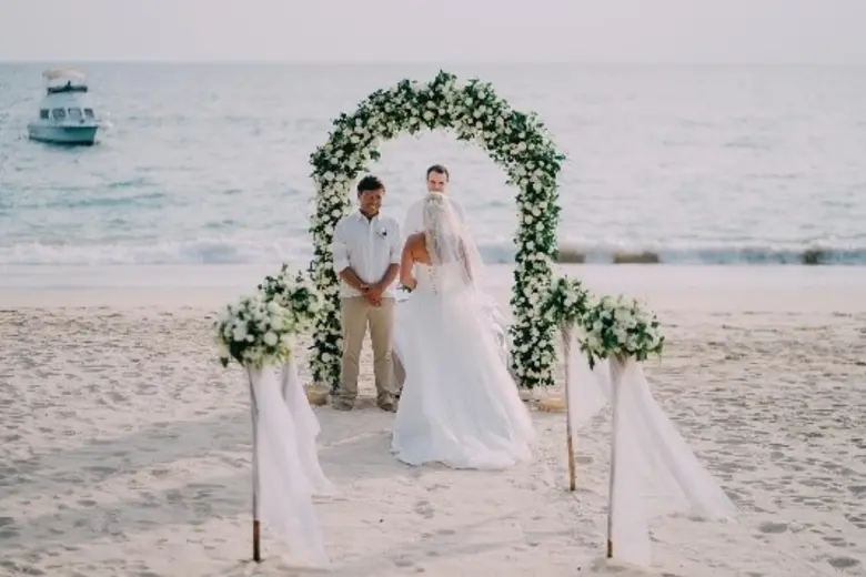 ฉลองวันวิวาห์บนเกาะลันตาที่งดงาม ในจังหวั...