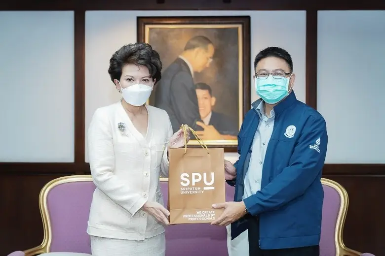 ม.ศรีปทุม ร่วมกับ กระทรวงการต่างประเทศ จัดกิจกรรม APEC Logo Fence Graffiti