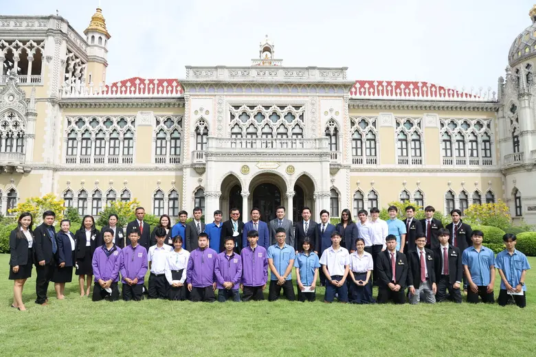 "ชัยวุฒิ"นำทีมเด็กไทยคว้ารางวัลแข่งหุ่นยนต์ระดับโลกเข้าพบนายกฯ