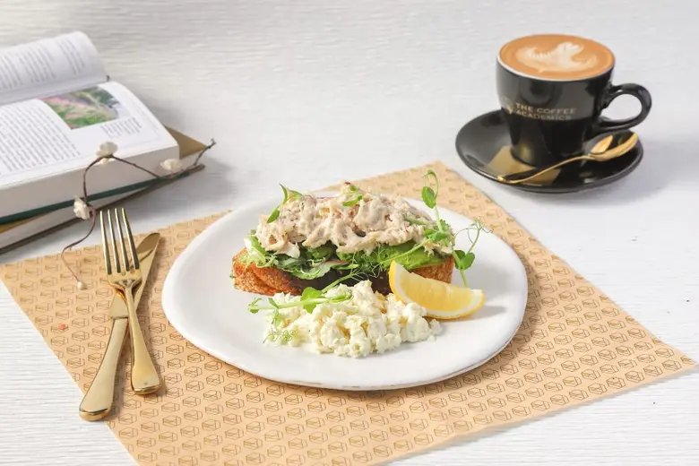 "บรีซ คาเฟ่ แอนด์ บาร์" และ "เดอะ คอฟฟี่ ...