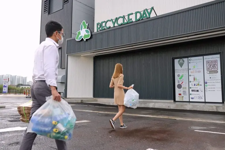 คุณพลินี คงชาญศิริ ประธานเจ้าหน้าที่บริหา...