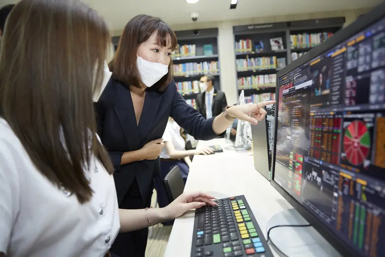 ตลาดหลักทรัพย์ฯ จับมือ Bloomberg จัดตั้งศูนย์เรียนรู้เชิงปฏิบัติการทางการเงิน "SET Fin Lab" สร้างทรัพยากรบุคคลคุณภาพเพื่อตลาดทุนไทย