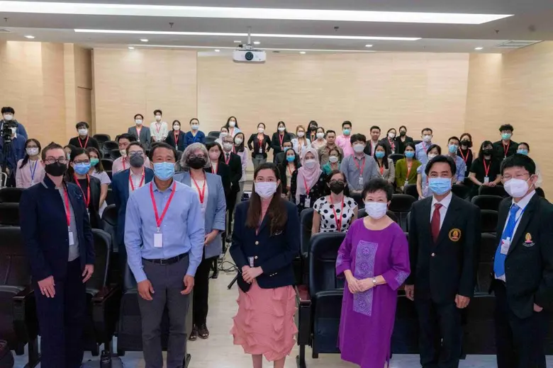 ปัญหาทั่วโลก!!! หูตึง ภัยเงียบเสี่ยงสมองเสื่อม นักวิจัยมหาลัยดังสหรัฐฯ เลือกแพทย์จุฬาฯ เป็นศูนย์จัดให้ความรู้ ครั้งแรกในเอเชีย