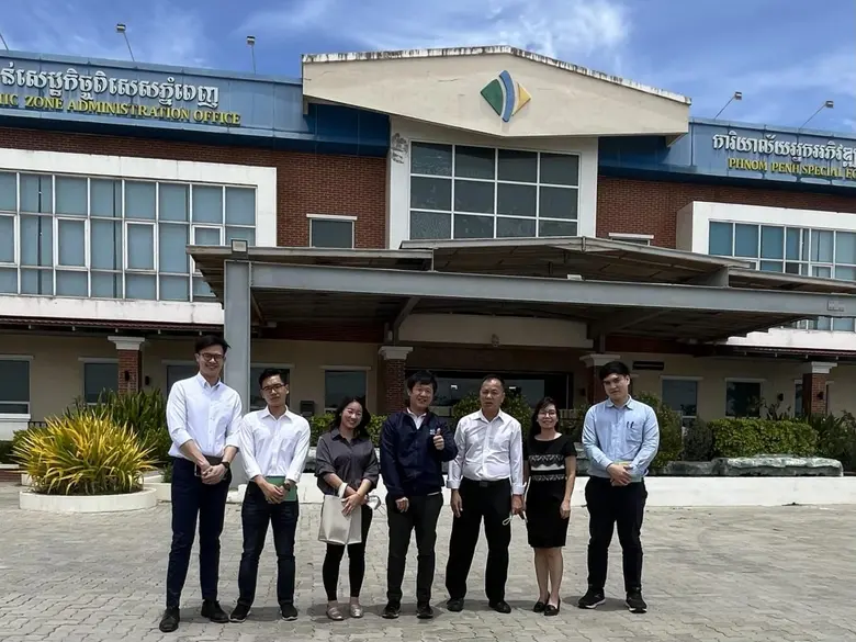 คุณสุริยา ธรรมธีระ (คนกลาง) รองกรรมการผู้...