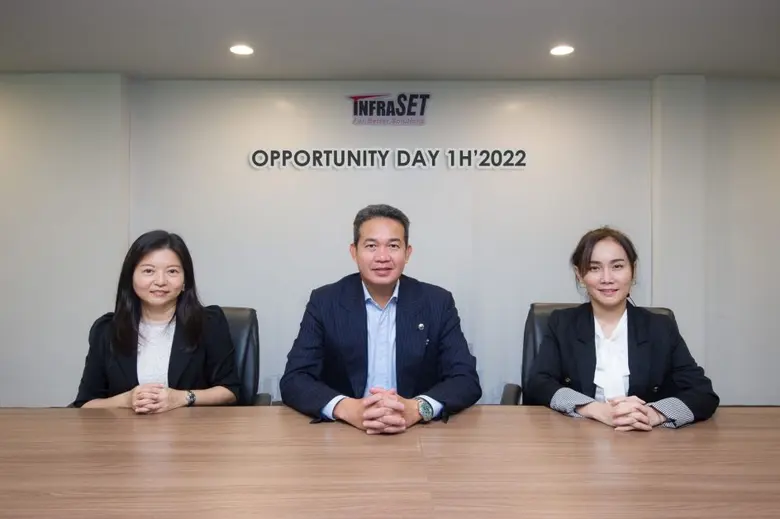 คุณศักดิ์บวร พุกกะณะสุต (กลาง) กรรมการผู้...