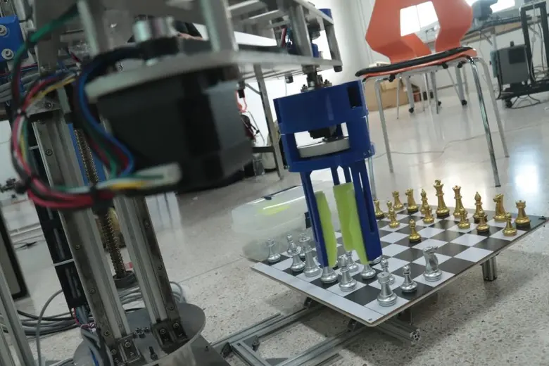 ฟีโบ้ชวนน้อง ๆ ประชันฝีมือกับหุ่นยนต์แขนกลเล่นหมากรุก  ในงานบางกอกวิทยา ณ พิพิธภัณฑ์เด็กทุ่งครุ