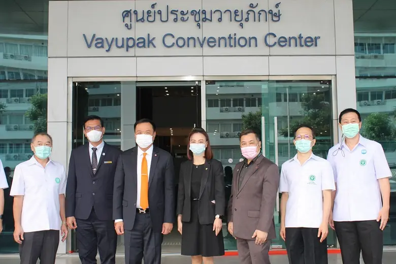 กาญจนา เรืองสิริวิชญกุล (ที่ 4 จากขวา) ผู...