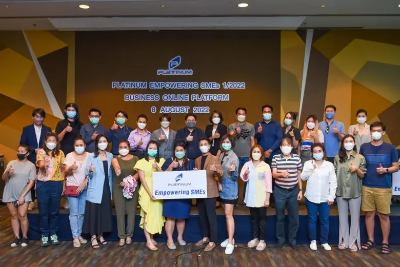 คุณสุฐิตา โชติจุฬางกูร (ที่ 4 จากซ้าย) รอ...