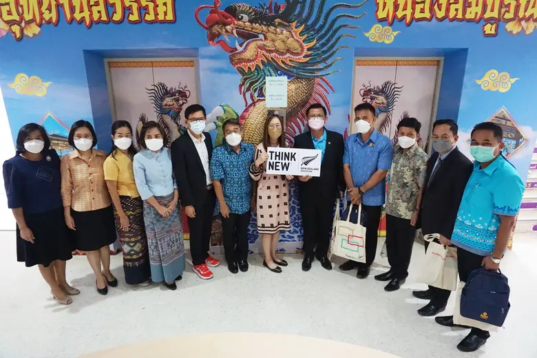 นางสาวช่อทิพย์ ประมูลผล (ยืนกลาง) ผู้อำนว...