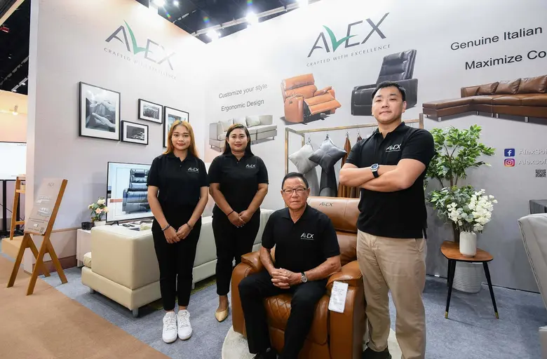 คุณองอาจ ดำรงสกุลวงษ์ (ที่2 จากขวา) ประธา...