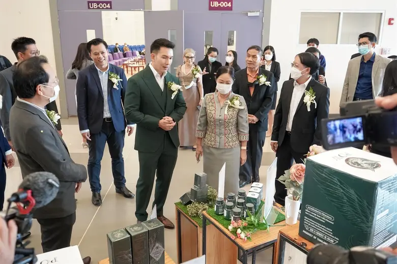 ส่งมอบเทคโนโลยีองค์ความรู้ ผลงานวิจัย และเปิดตัวผลิตภัณฑ์ ผลการวิจัยนวัตกรรมการลดไขมันในเลือดด้วยการบริโภคสาหร่ายสไปรุลินาไฟโคไซยานินสูง