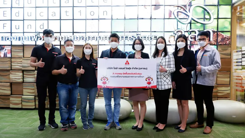 นายซูสุมุ อิโตะ (ที่ 4 จากซ้าย) ผู้บริหาร...