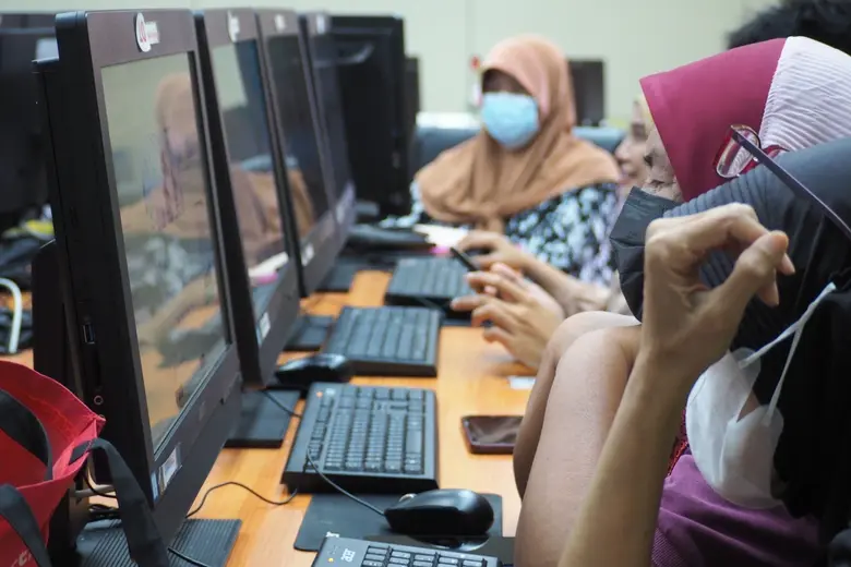 นางสาวธัญรัศมิ์ ศรีริพราหมณ์ ผู้อำนวยการส...