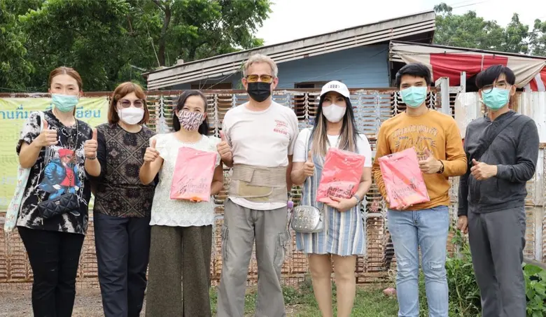 คุณสิญจ์พธู หาญวรากิตติ์ (ที่ 3 จากขวา) ก...