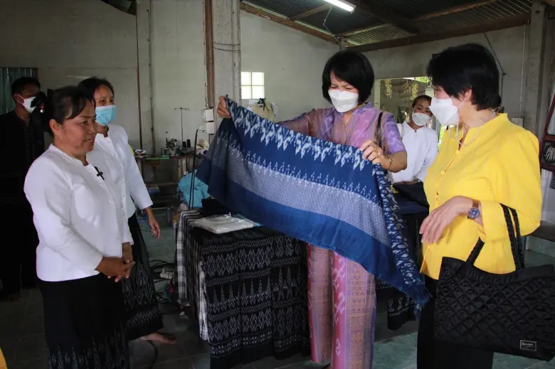 อธิบดีกพร.ส่งโฆษกกรม ลงพื้นที่ชมการฝึกทักษะ เพิ่มมูลค่าผลิตภัณฑ์ "ลองเบิ่งผ้ายาย"