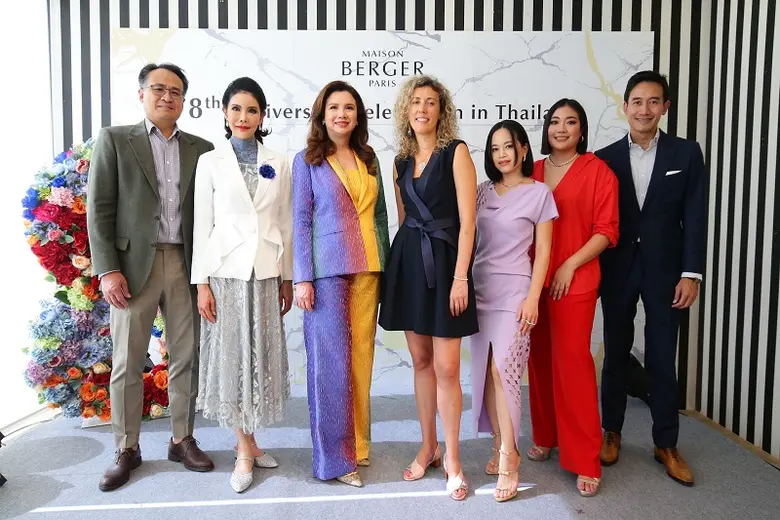 นนทกานต์ ทัพพะรังสี อึง (ที่สามจากซ้าย) ก...