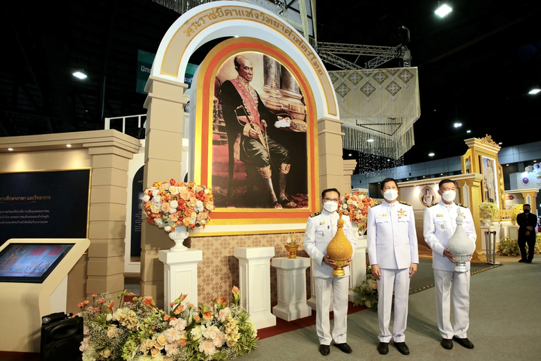 ผศ.ดร.รวิน ระวิวงศ์ (ที่ 5 จากขวา) ผู้อำน...