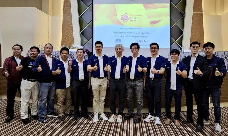 นายศักดา ศรีแสงนาม (ที่ 6 จากขวา) ประธานเ...