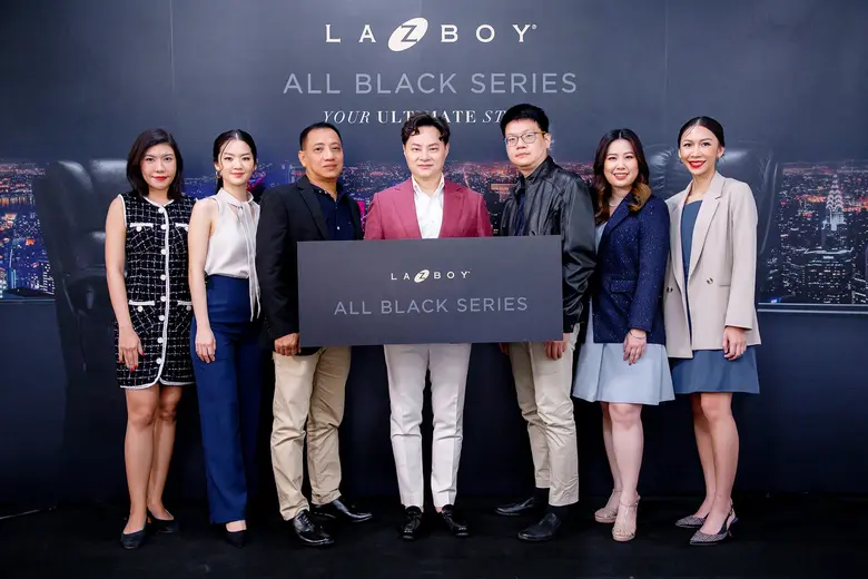 รัฐรุจน์ มนัสวัชรพงศ์ (คนกลาง) ผู้จัดการทั่วไประดับ...