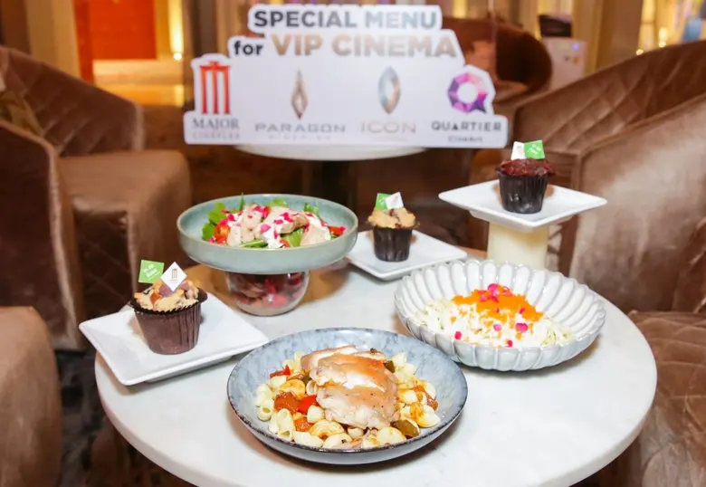 เมเจอร์ ซีนีเพล็กซ์ กรุ้ป จับมือ เชฟอิน จากร้าน In De Bake  ยกคาเฟ่มาไว้ที่โรงภาพยนตร์ พร้อมเสริฟ์เมนูพิเศษซิกเนเจอร์ดิช ซื้อตั๋วหนัง 1 ที่นั่ง รับบริการเสิร์ฟฟรี!!