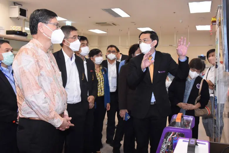 ศาสตราจารย์พิเศษ ดร.เอนก เหล่าธรรมทัศน์ ร...