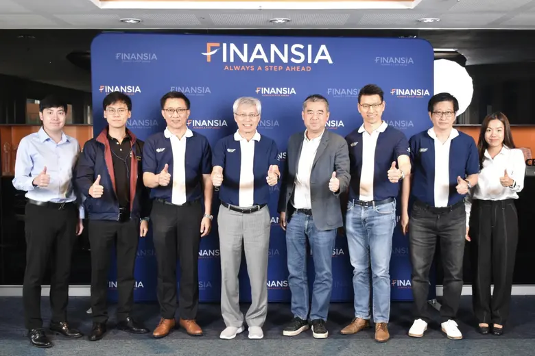 นายศักดา ศรีแสงนาม (คนที่ 4 จากซ้าย) ประธ...