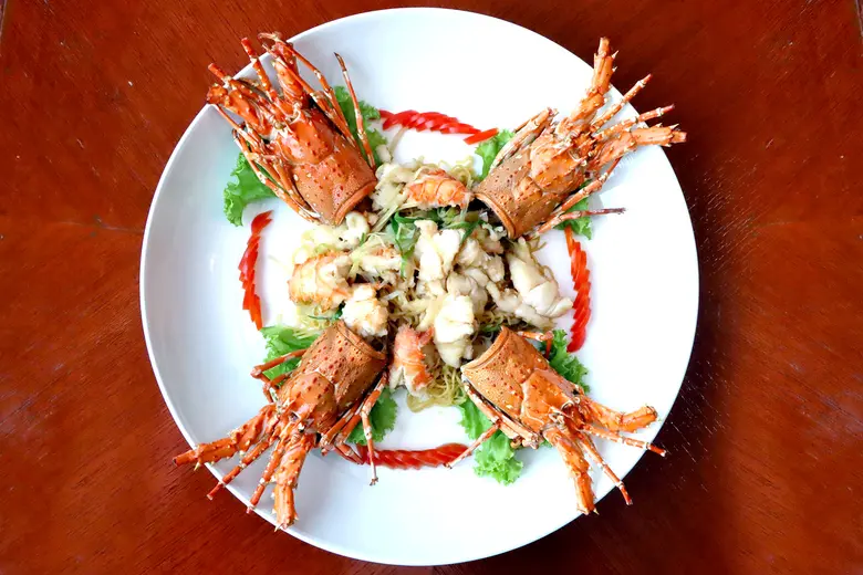 กันยายนแล้วทุกคน เชิญหลบฝนมาทาน "กุ้งมังก...