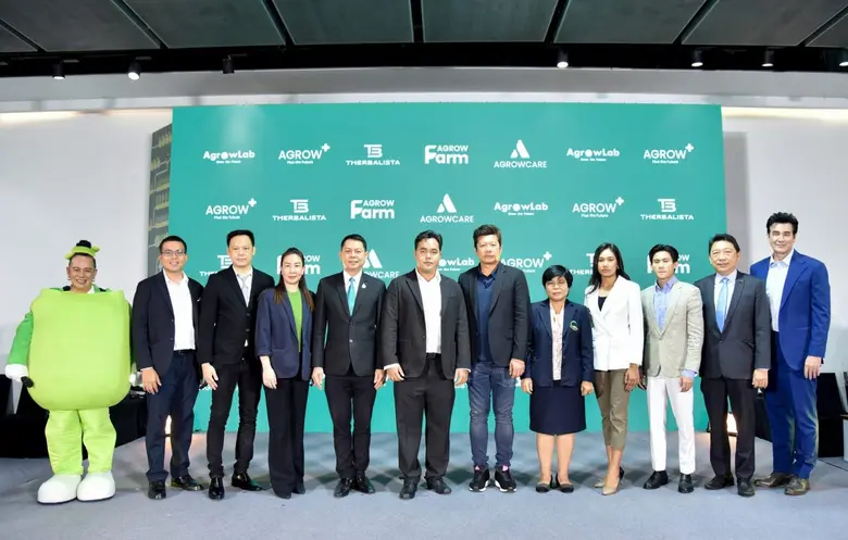 คุณกฤษดา ทรัพย์ทวยชน (ที่ 2 จากขวา) กรรมการบริหาร บ...