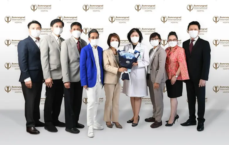 ภญ. อาทิรัตน์ จารุกิจพิพัฒน์ (กลาง) ประธา...